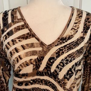 100% cotton animal print v-neck top w/ 3/4” sleeves in excellent condition!